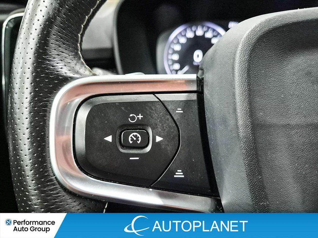 2020 Volvo XC40 R-Design AWD, Pano Roof, Apple CarPlay,Back Up Cam Photo