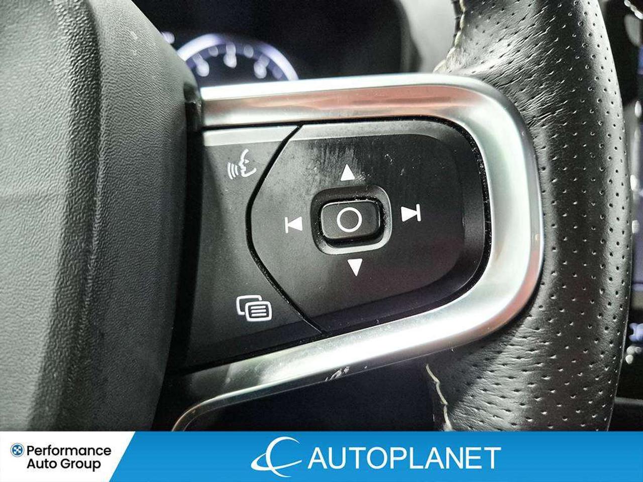 2020 Volvo XC40 R-Design AWD, Pano Roof, Apple CarPlay,Back Up Cam Photo