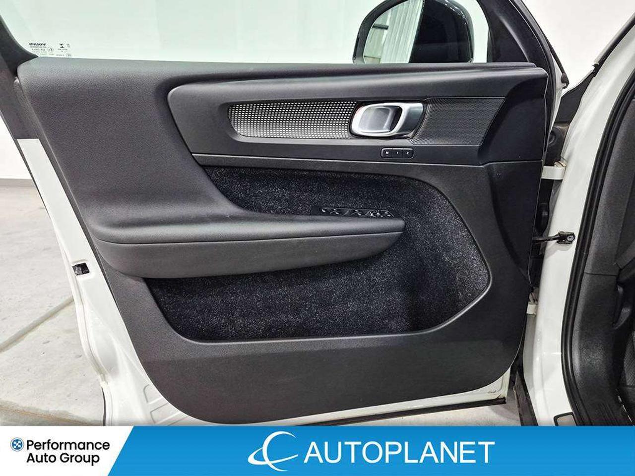 2020 Volvo XC40 R-Design AWD, Pano Roof, Apple CarPlay,Back Up Cam Photo