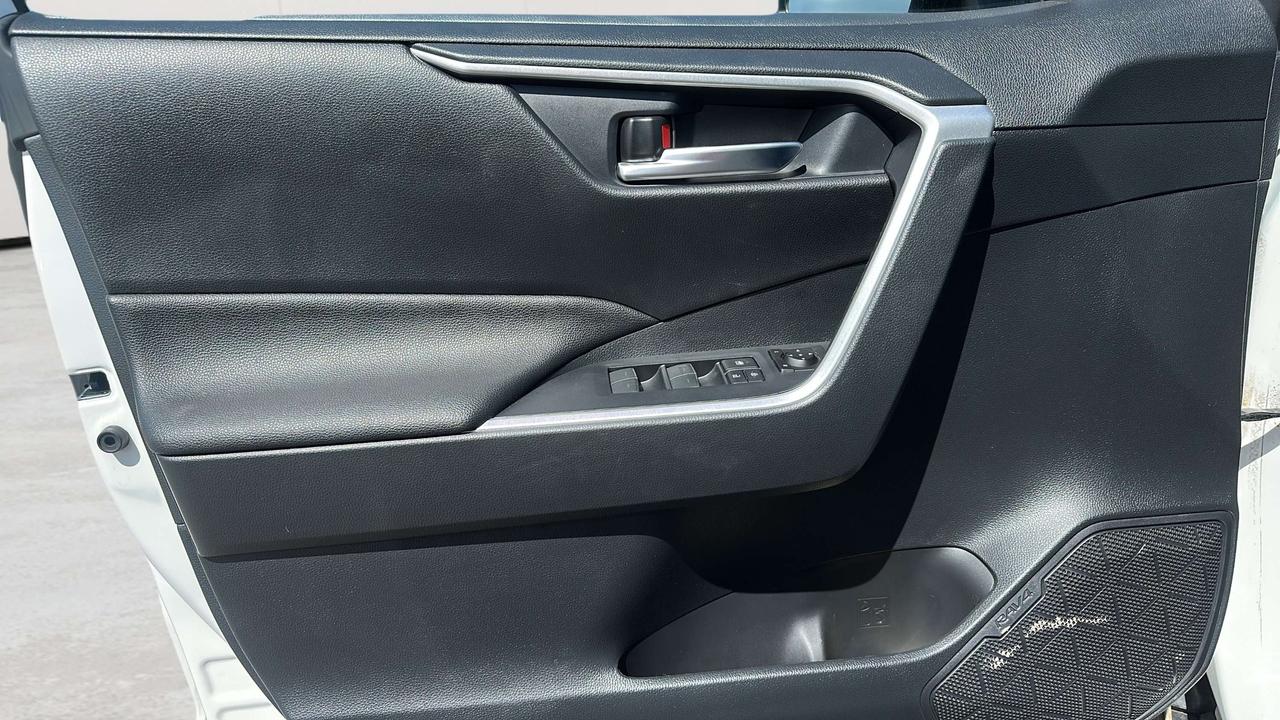 2024 Toyota RAV4 Prime SE Photo