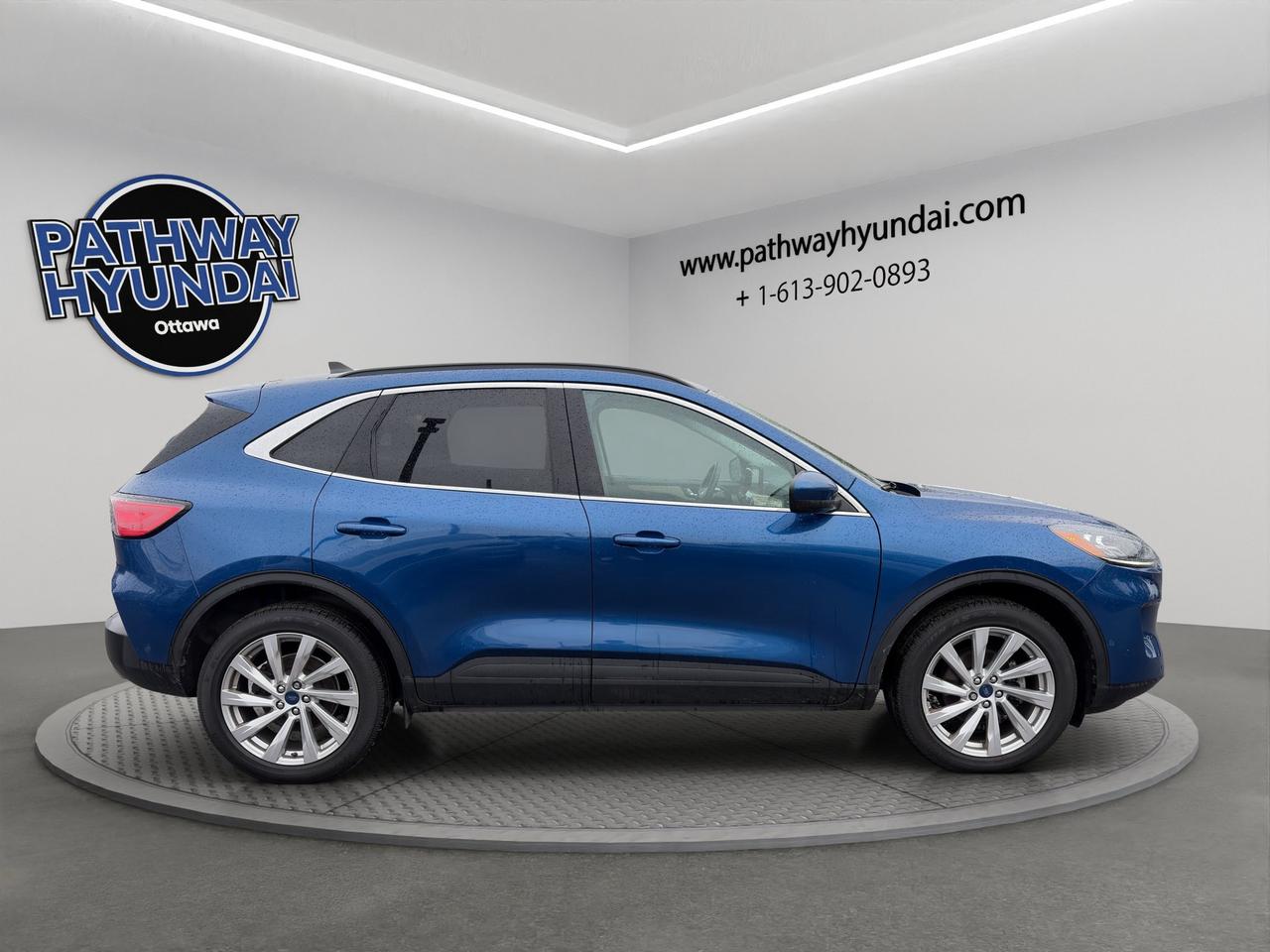 2022 Ford Escape Titanium | Panoramic Sunroof | Heating Steering Wheel | Park Assist | Remote Start | Photo2
