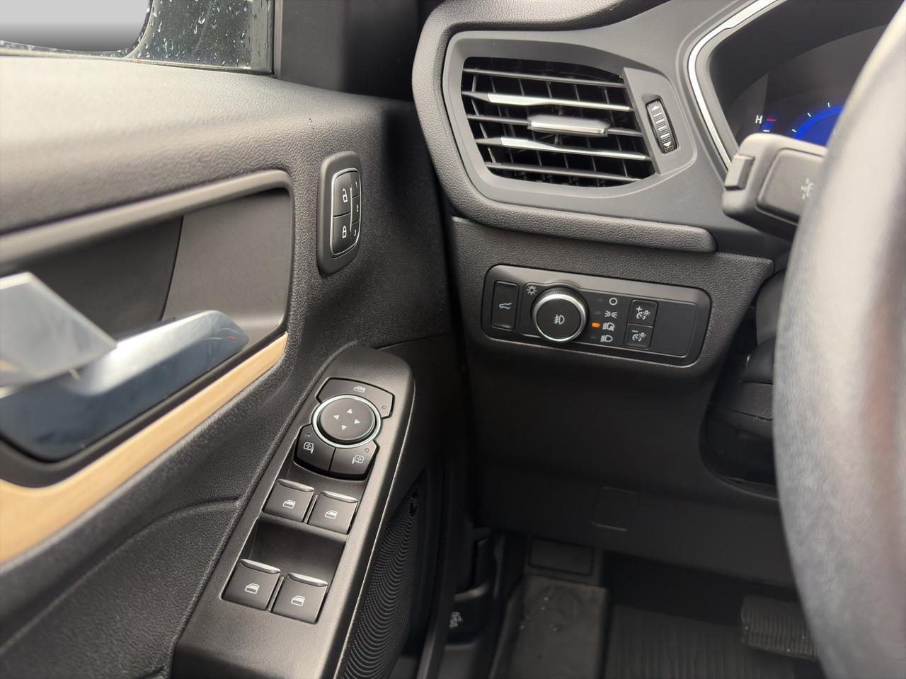 2022 Ford Escape Titanium | Panoramic Sunroof | Heating Steering Wheel | Park Assist | Remote Start | Photo