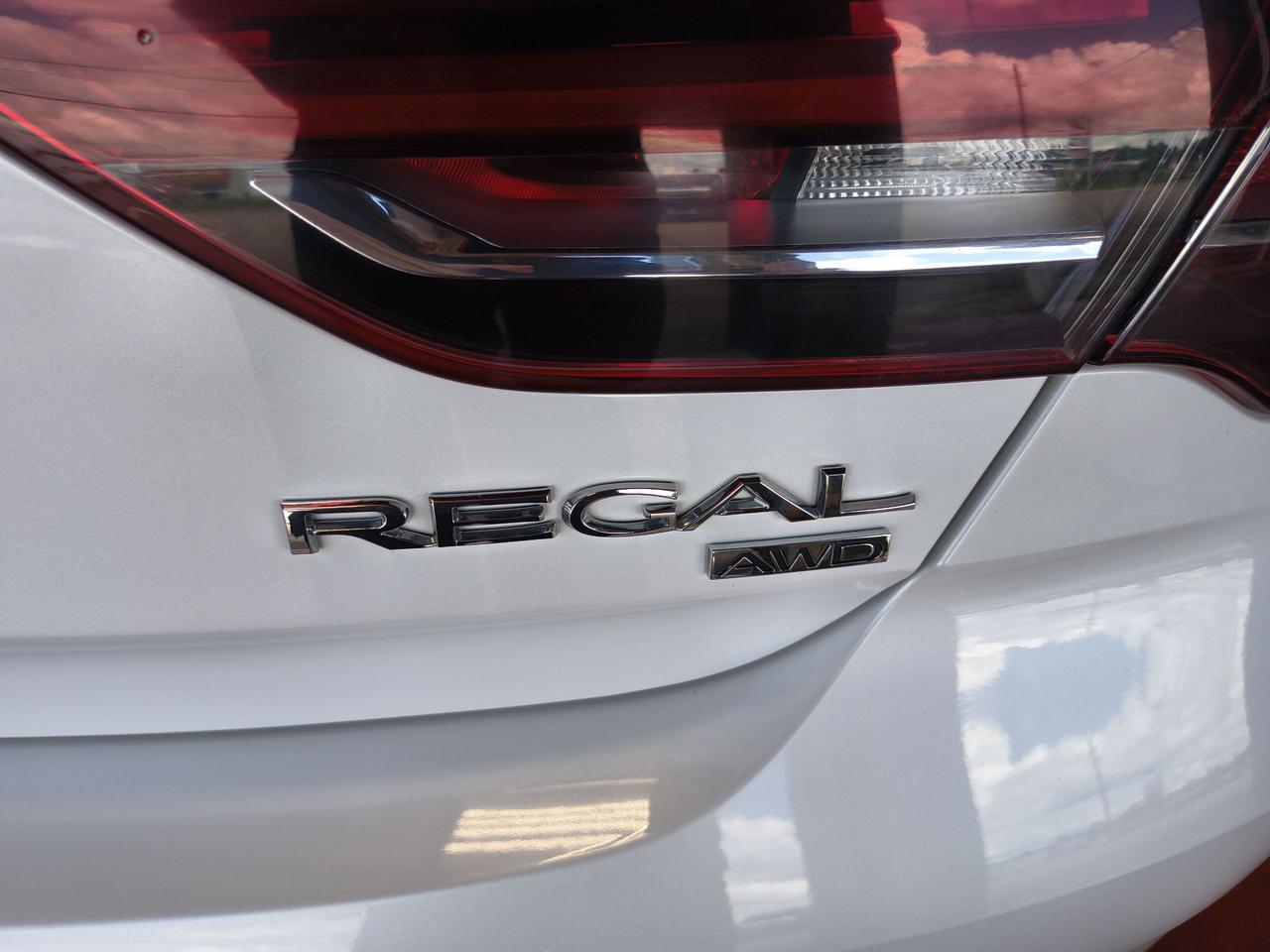 2019 Buick Regal Essence Photo0