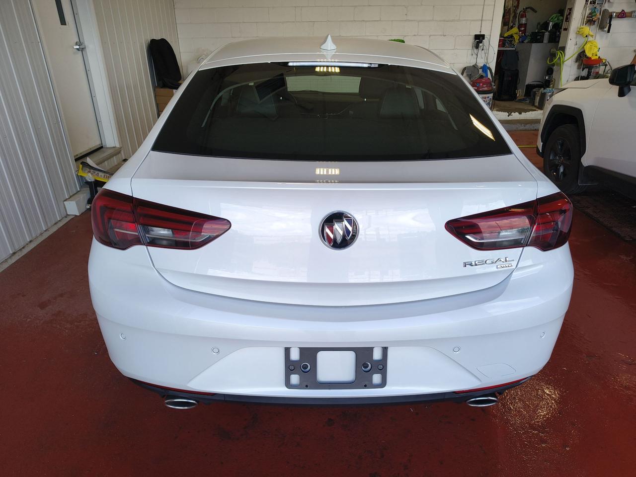 2019 Buick Regal Essence Photo0