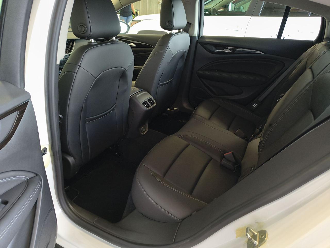 2019 Buick Regal Essence Photo0