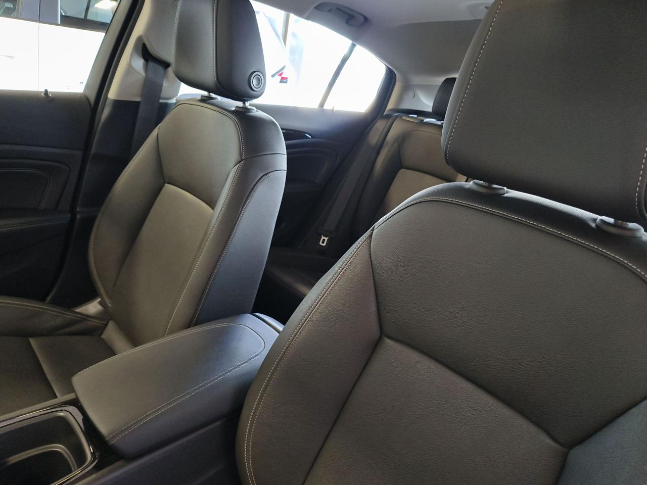 2019 Buick Regal Essence Photo0