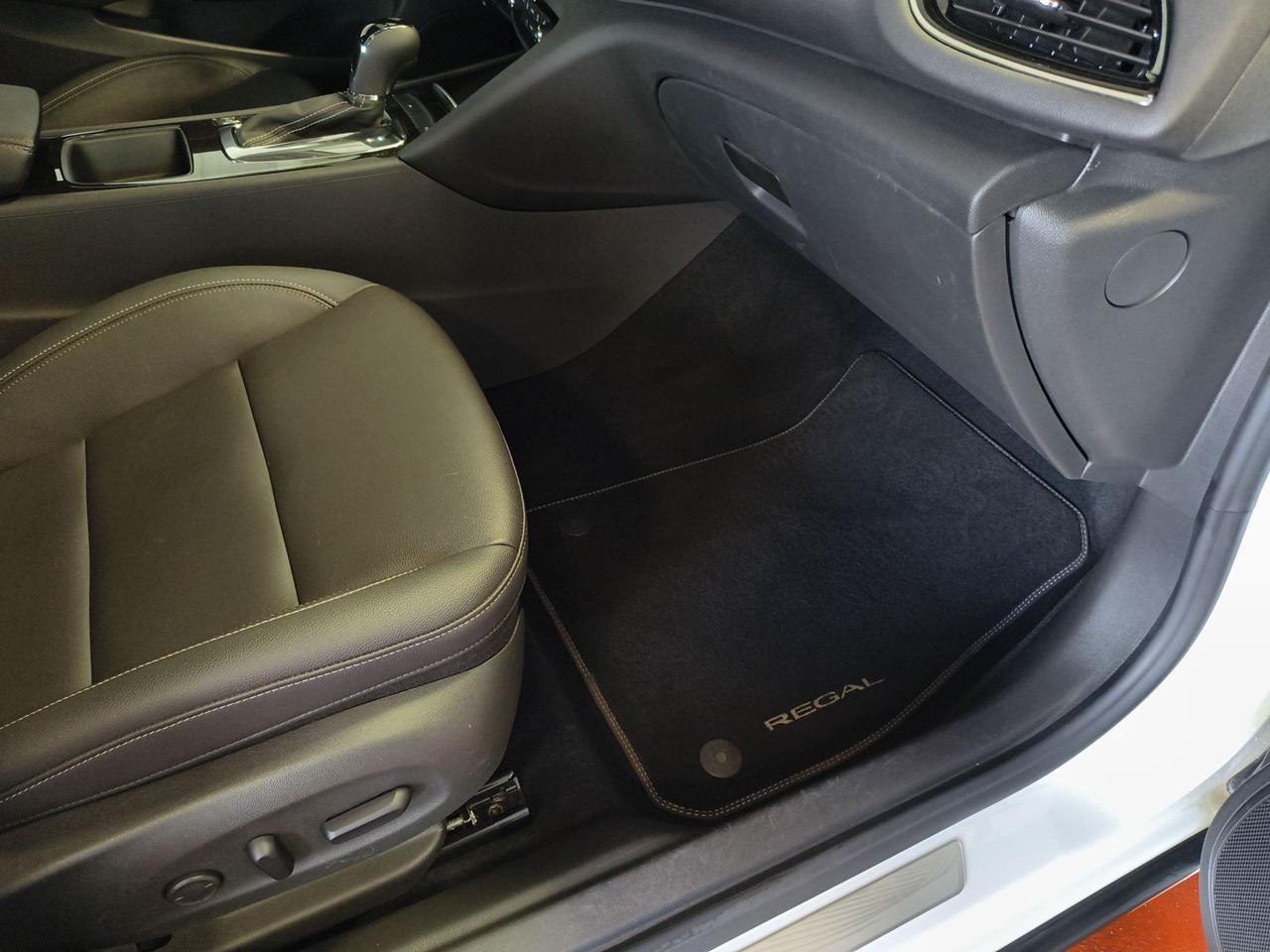 2019 Buick Regal Essence Photo0