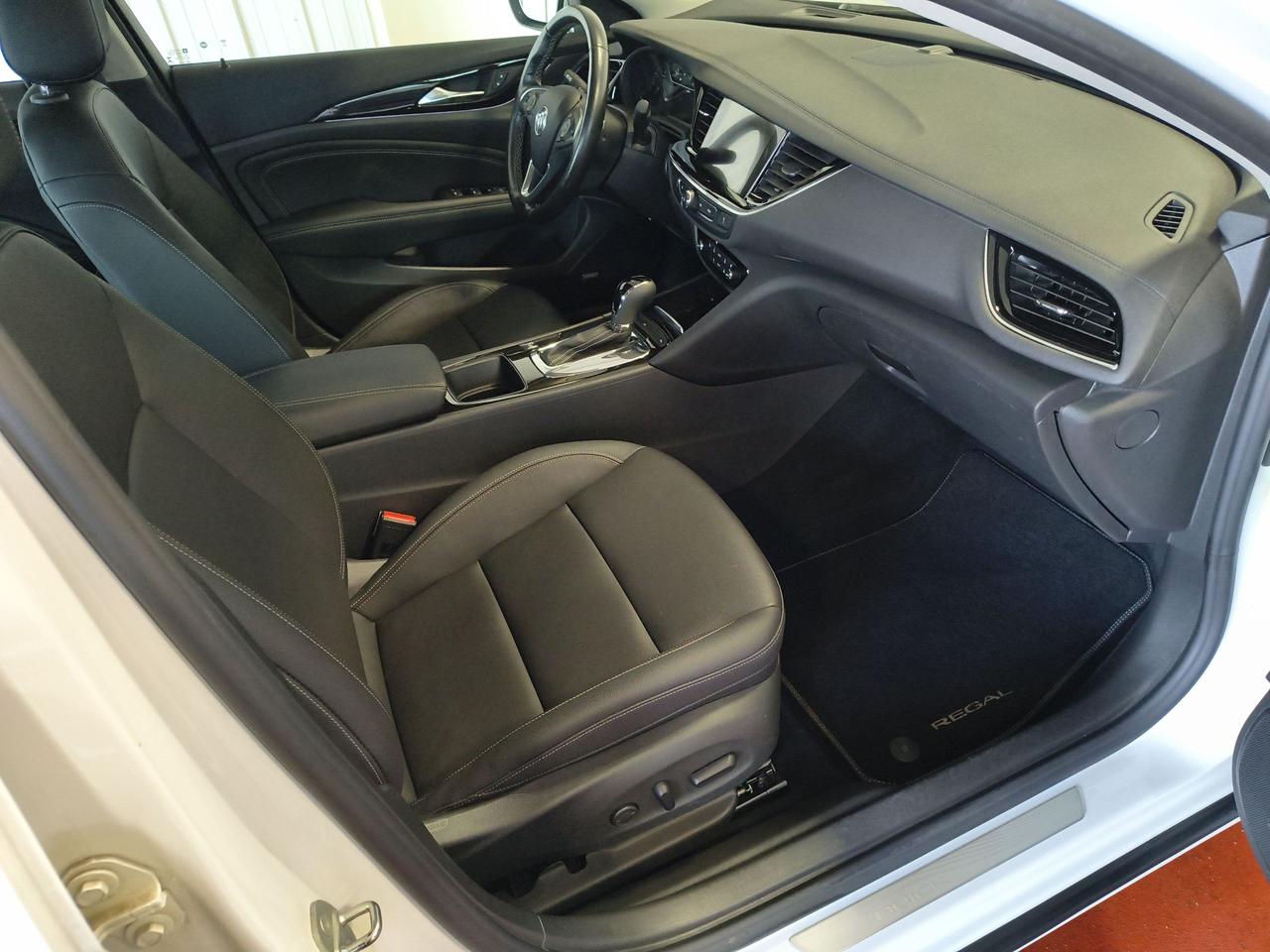 2019 Buick Regal Essence Photo0