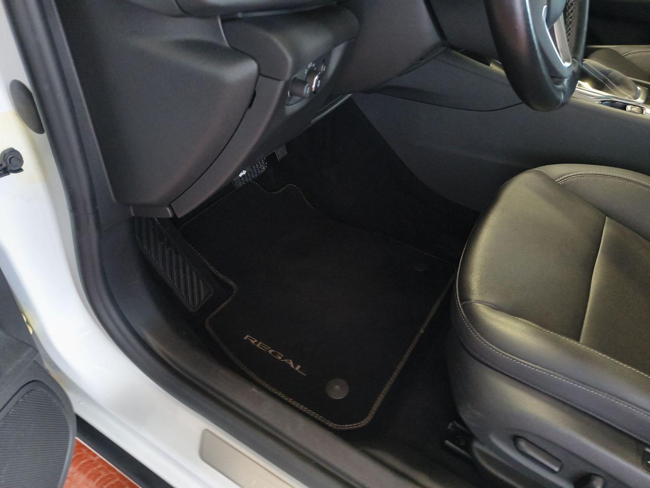 2019 Buick Regal Essence Photo0