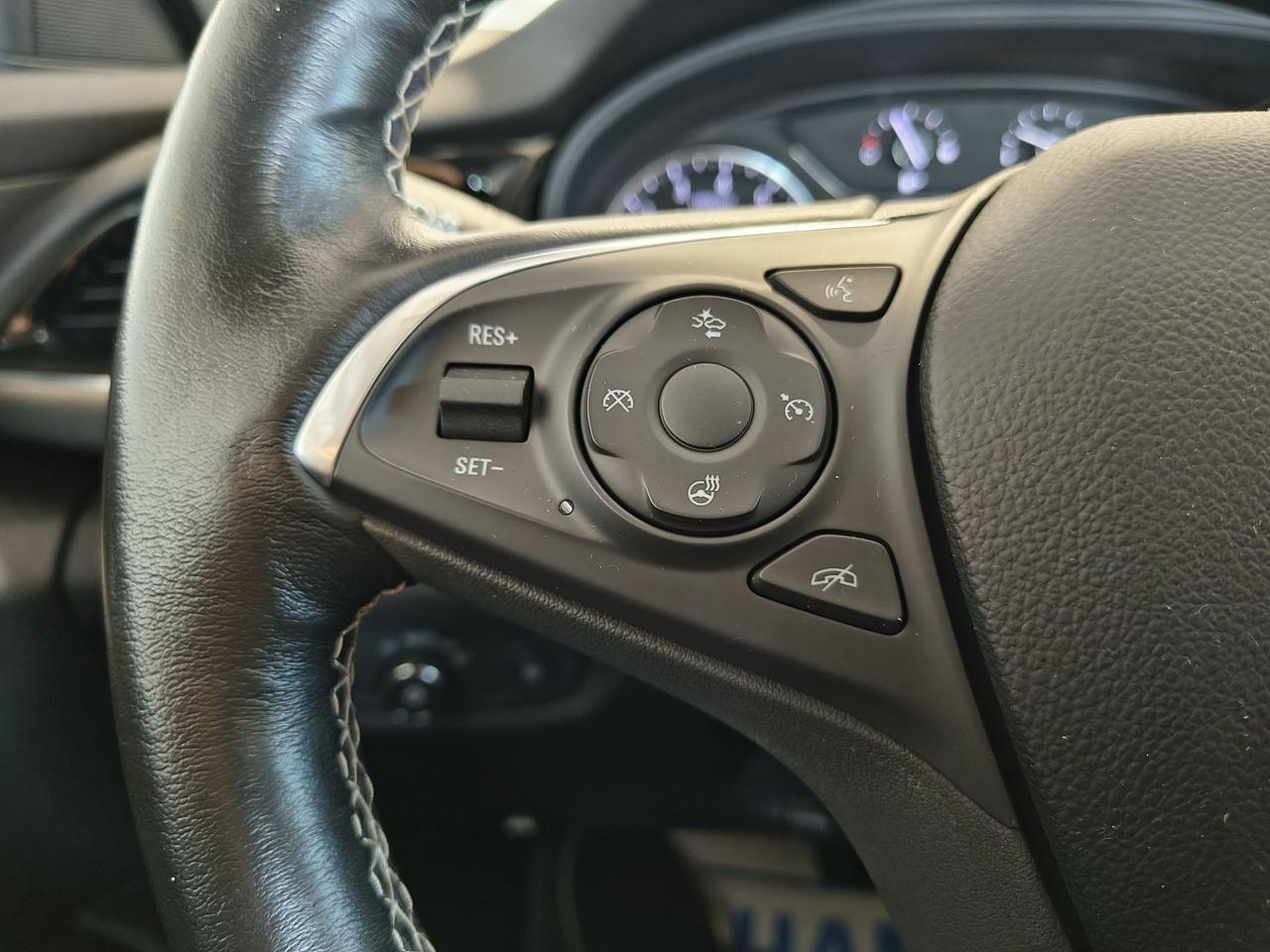 2019 Buick Regal Essence Photo0