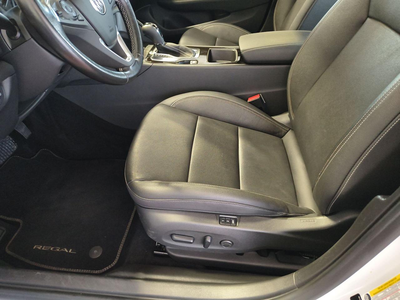2019 Buick Regal Essence Photo0