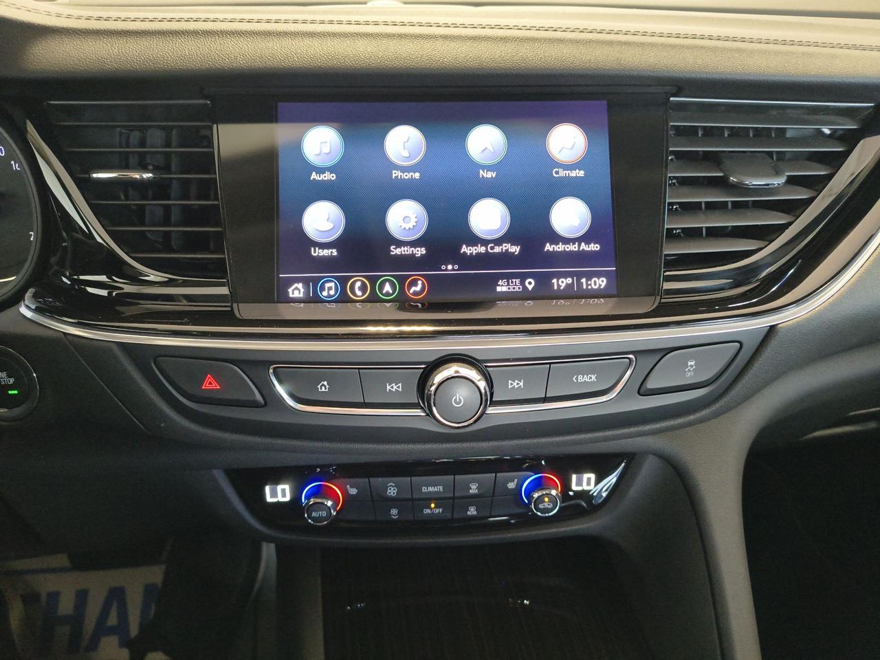2019 Buick Regal Essence Photo0