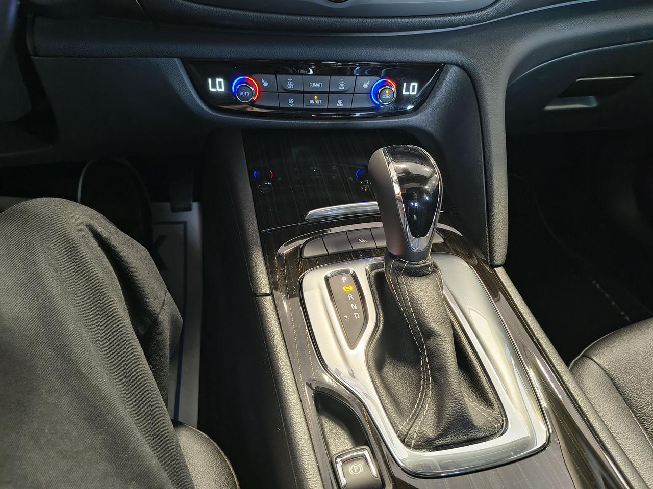 2019 Buick Regal Essence Photo0