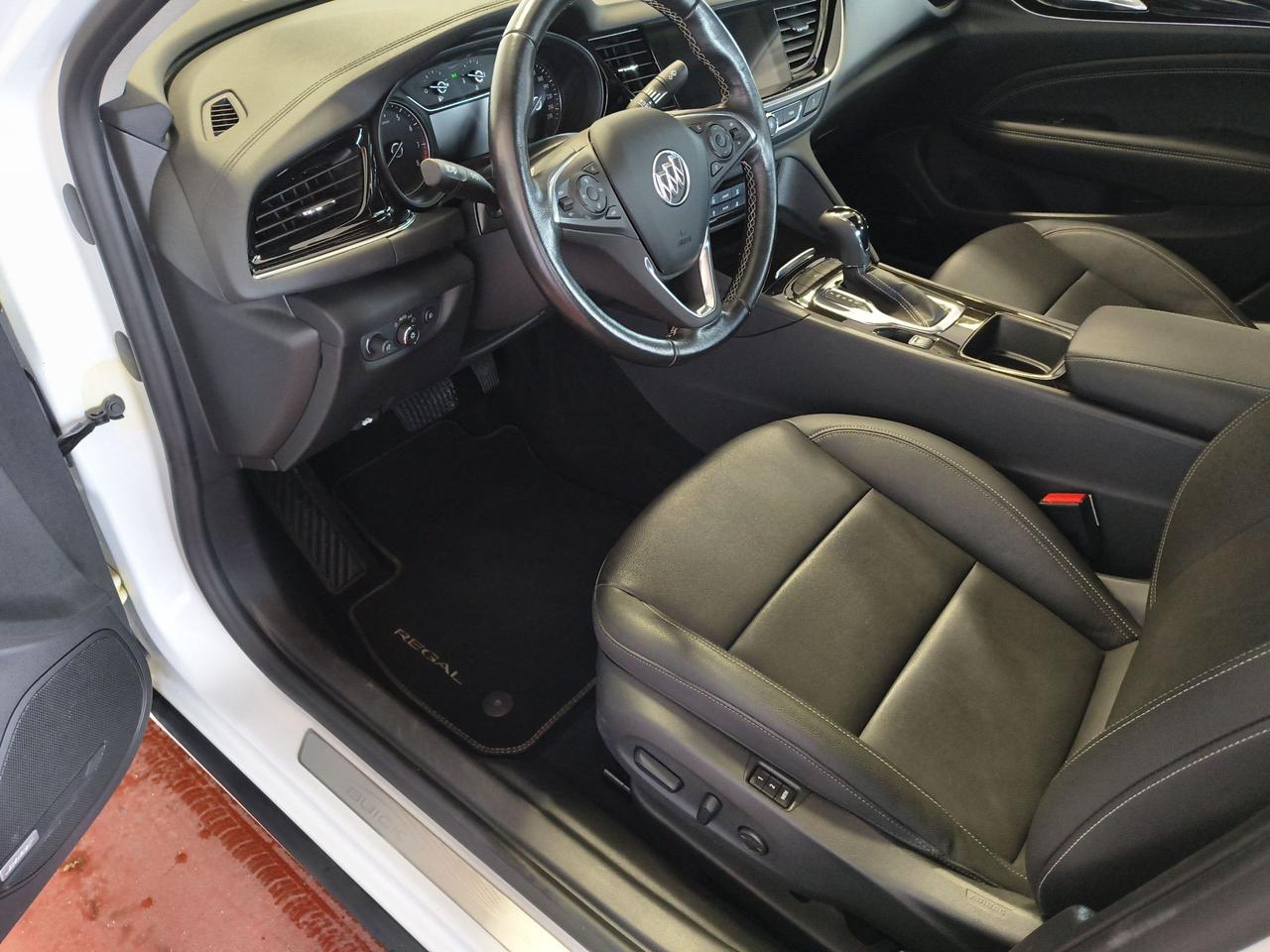2019 Buick Regal Essence Photo0