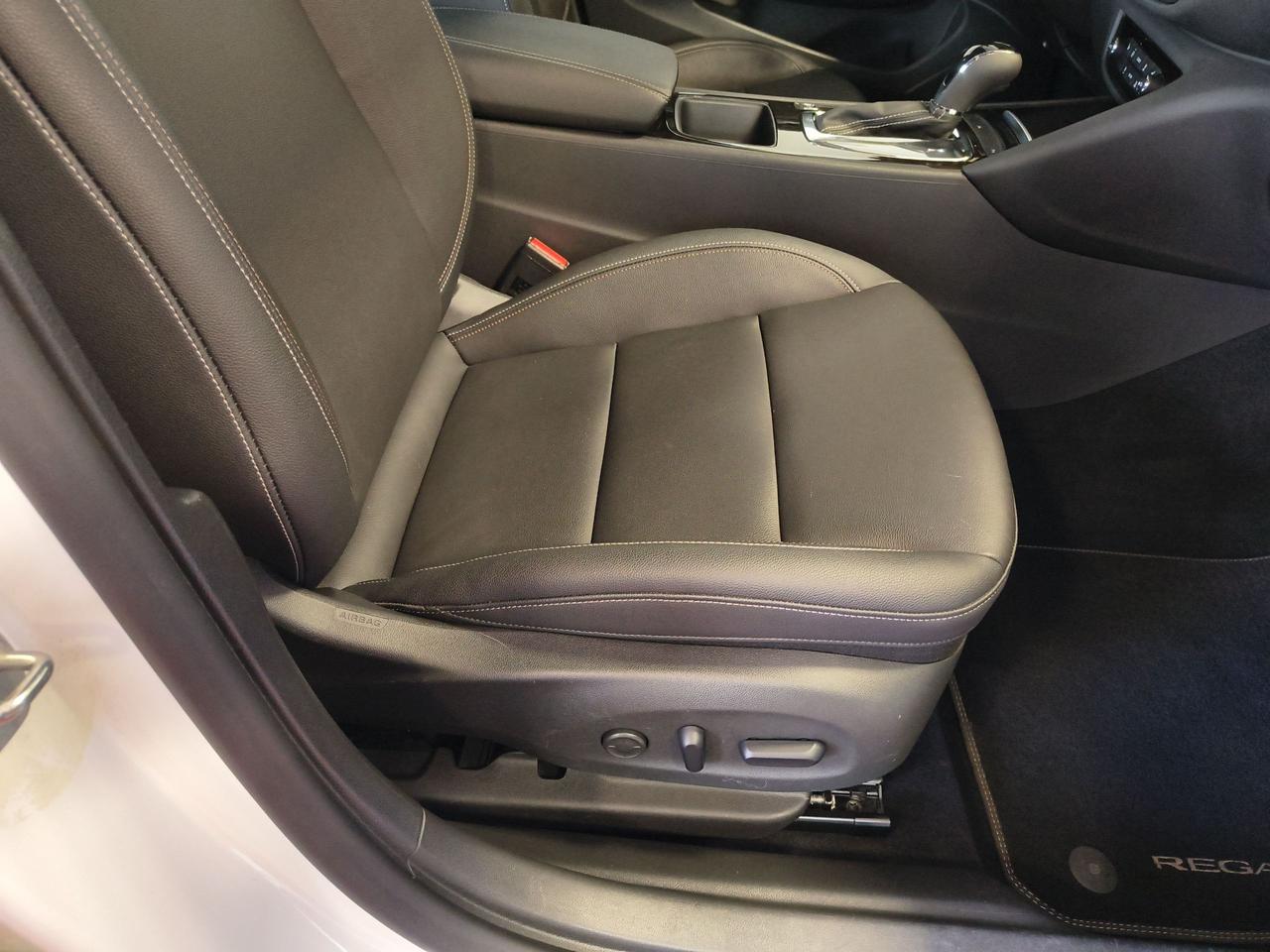 2019 Buick Regal Essence Photo0