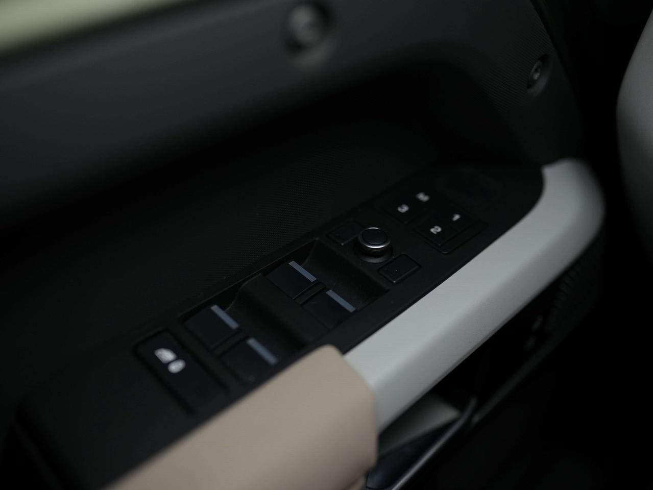 2020 Land Rover Defender SE | MERIDIAN | 22 IN Photo