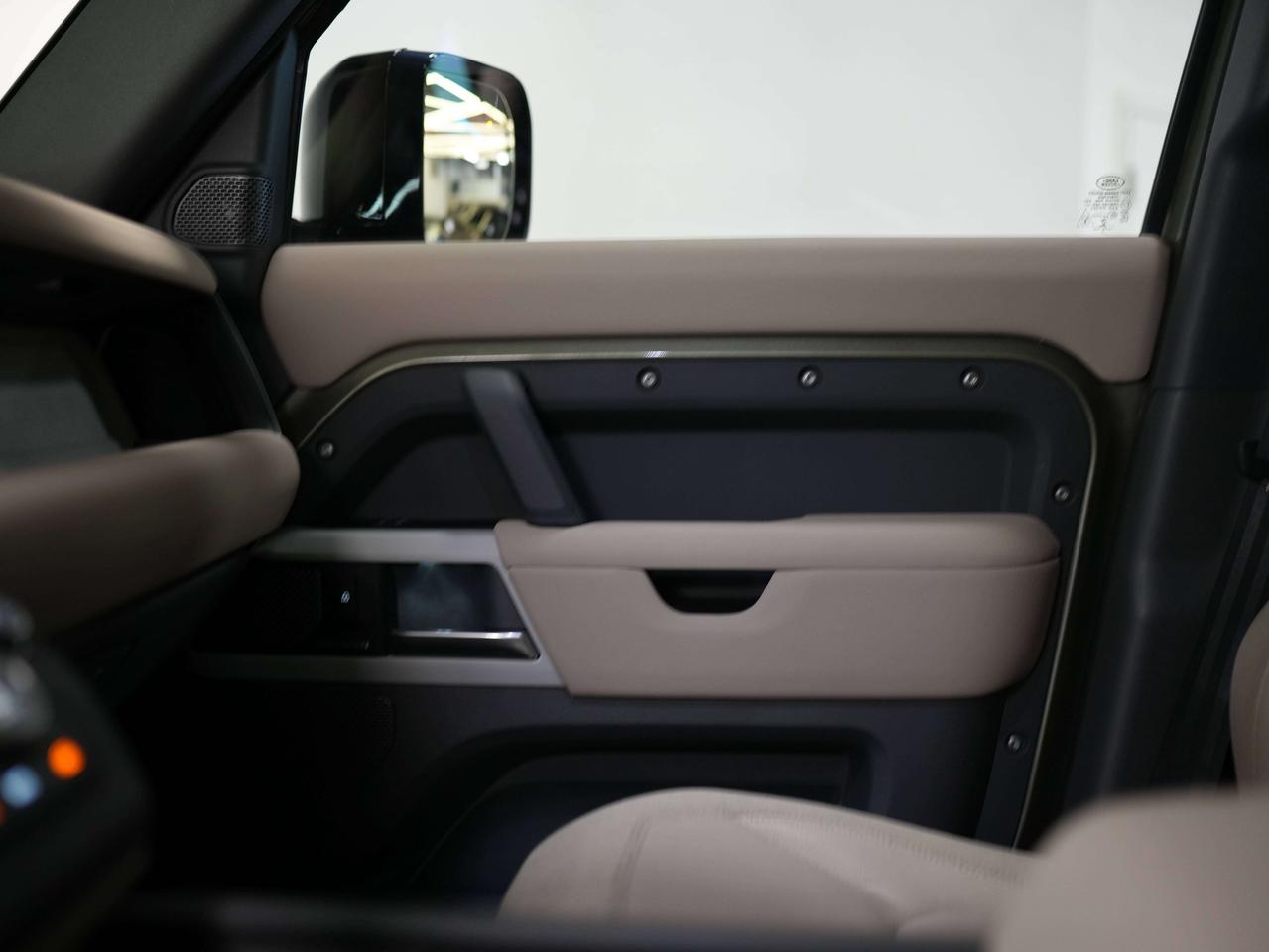 2020 Land Rover Defender SE | MERIDIAN | 22 IN Photo