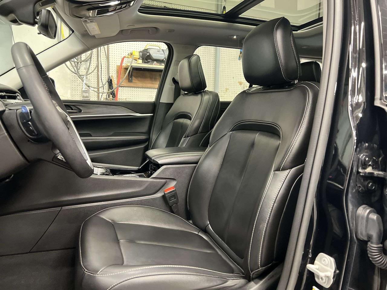 2023 Jeep Grand Cherokee LIMITED 4X4 | BLACK PKG | HTD LEATHER | PANO ROOF Photo