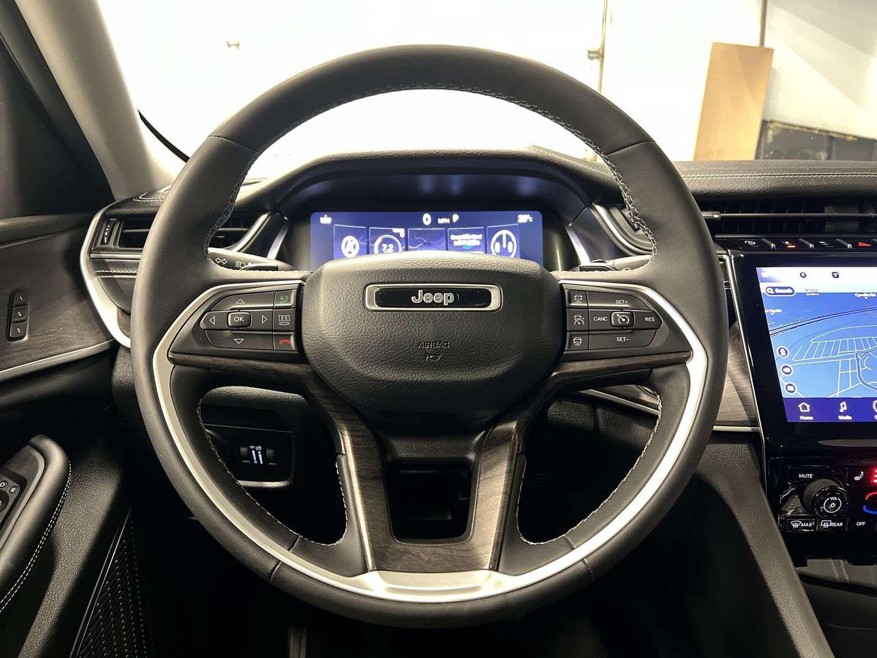 2023 Jeep Grand Cherokee LIMITED 4X4 | BLACK PKG | HTD LEATHER | PANO ROOF Photo