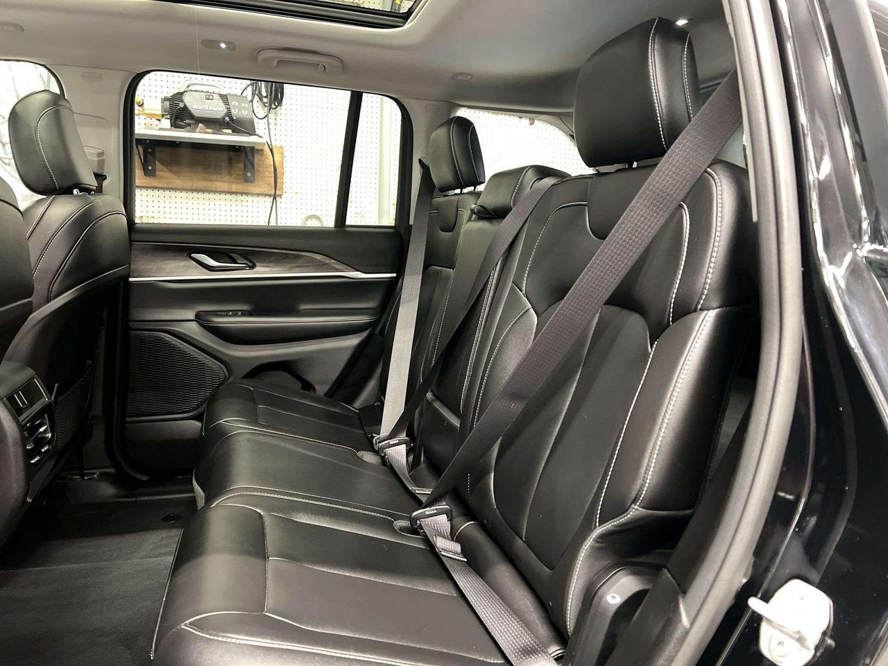 2023 Jeep Grand Cherokee LIMITED 4X4 | BLACK PKG | HTD LEATHER | PANO ROOF Photo