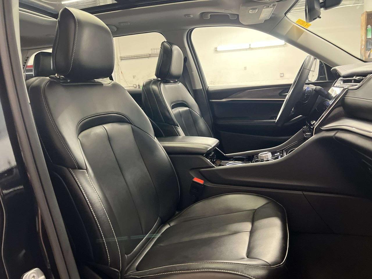 2023 Jeep Grand Cherokee LIMITED 4X4 | BLACK PKG | HTD LEATHER | PANO ROOF Photo