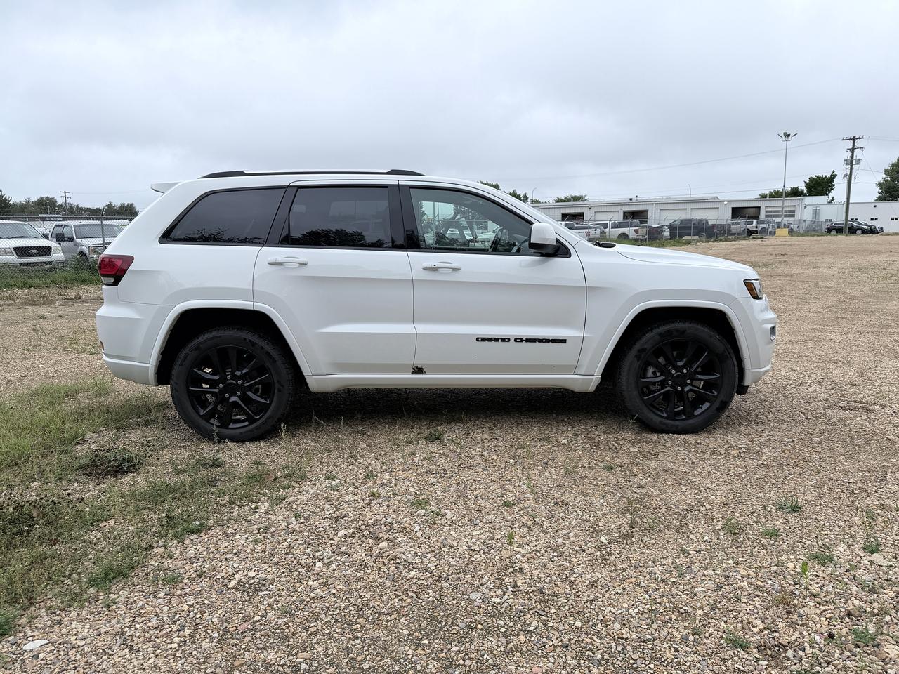 2021 Jeep Grand Cherokee Altitude Photo3