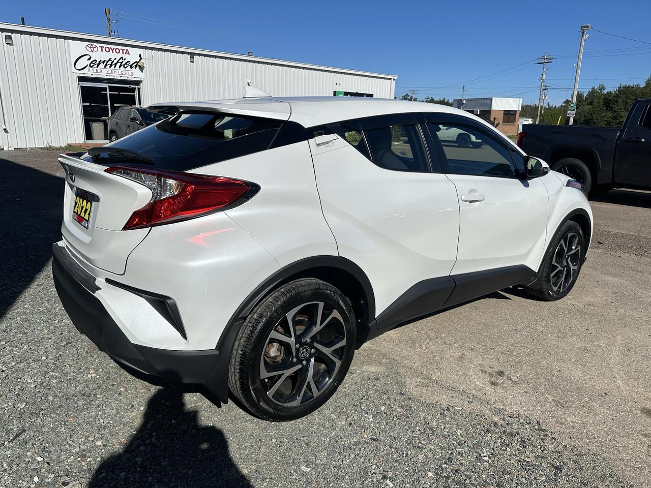 2022 Toyota C-HR XLE Premium Photo4