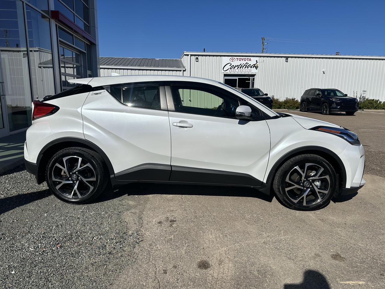 2022 Toyota C-HR XLE Premium Photo3