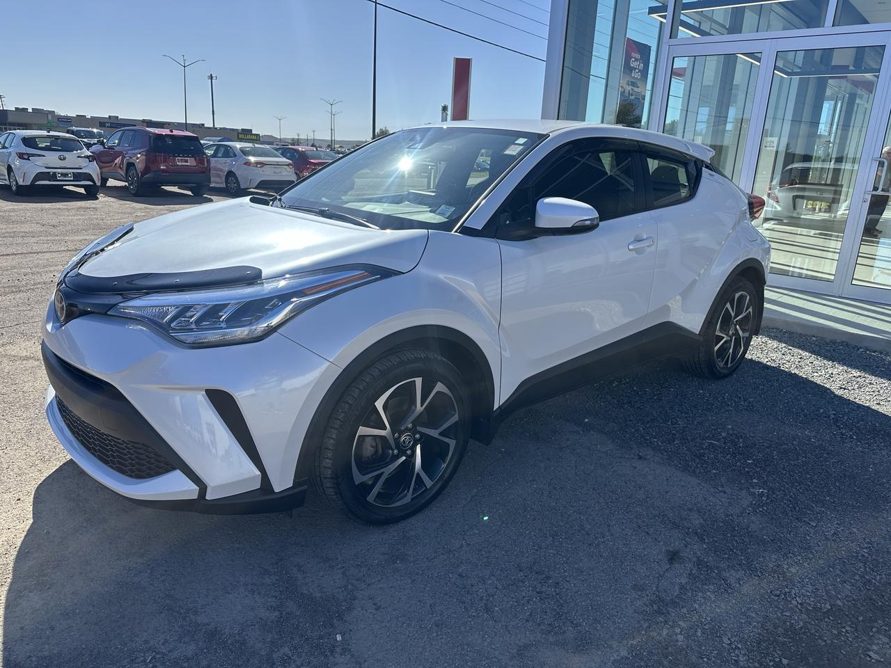 2022 Toyota C-HR XLE Premium Photo0