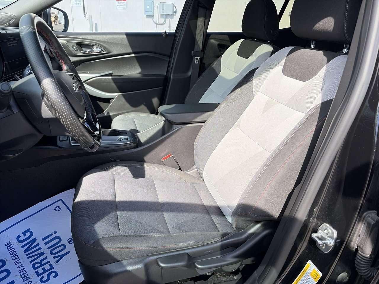 2025 Chevrolet Trax FWD 4dr 1RS HEATED SEATS   HEATED FLAT-BOTTOM STEE Photo