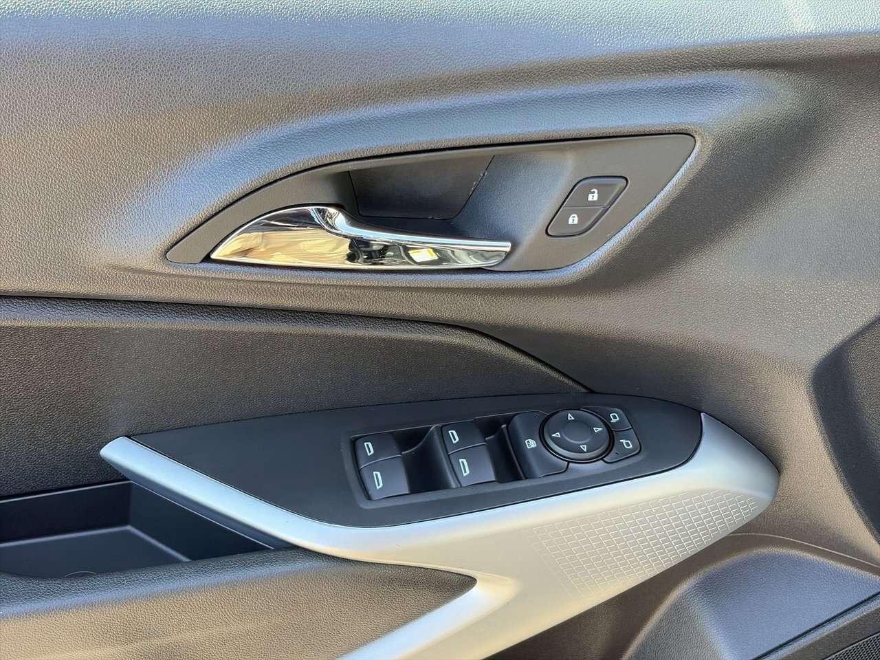 2025 Chevrolet Trax FWD 4dr 1RS HEATED SEATS   HEATED FLAT-BOTTOM STEE Photo
