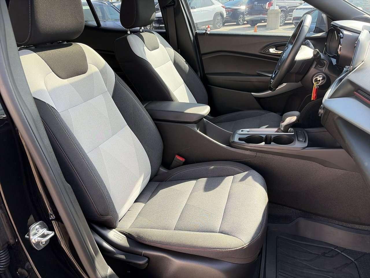 2025 Chevrolet Trax FWD 4dr 1RS HEATED SEATS   HEATED FLAT-BOTTOM STEE Photo