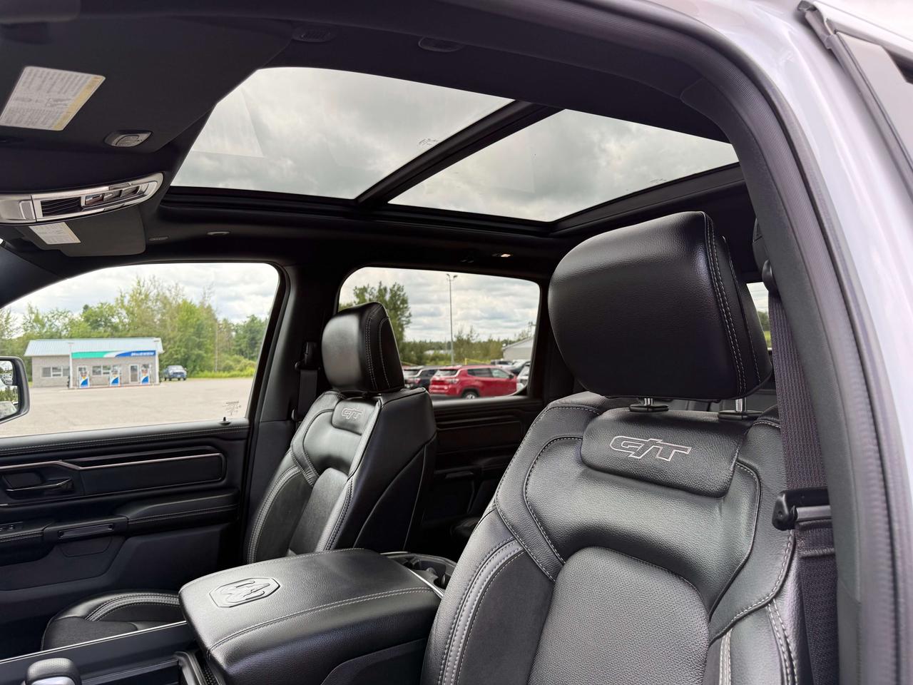 2025 RAM 1500 Sport GT - pano sunroof - htd/vntd leather Photo