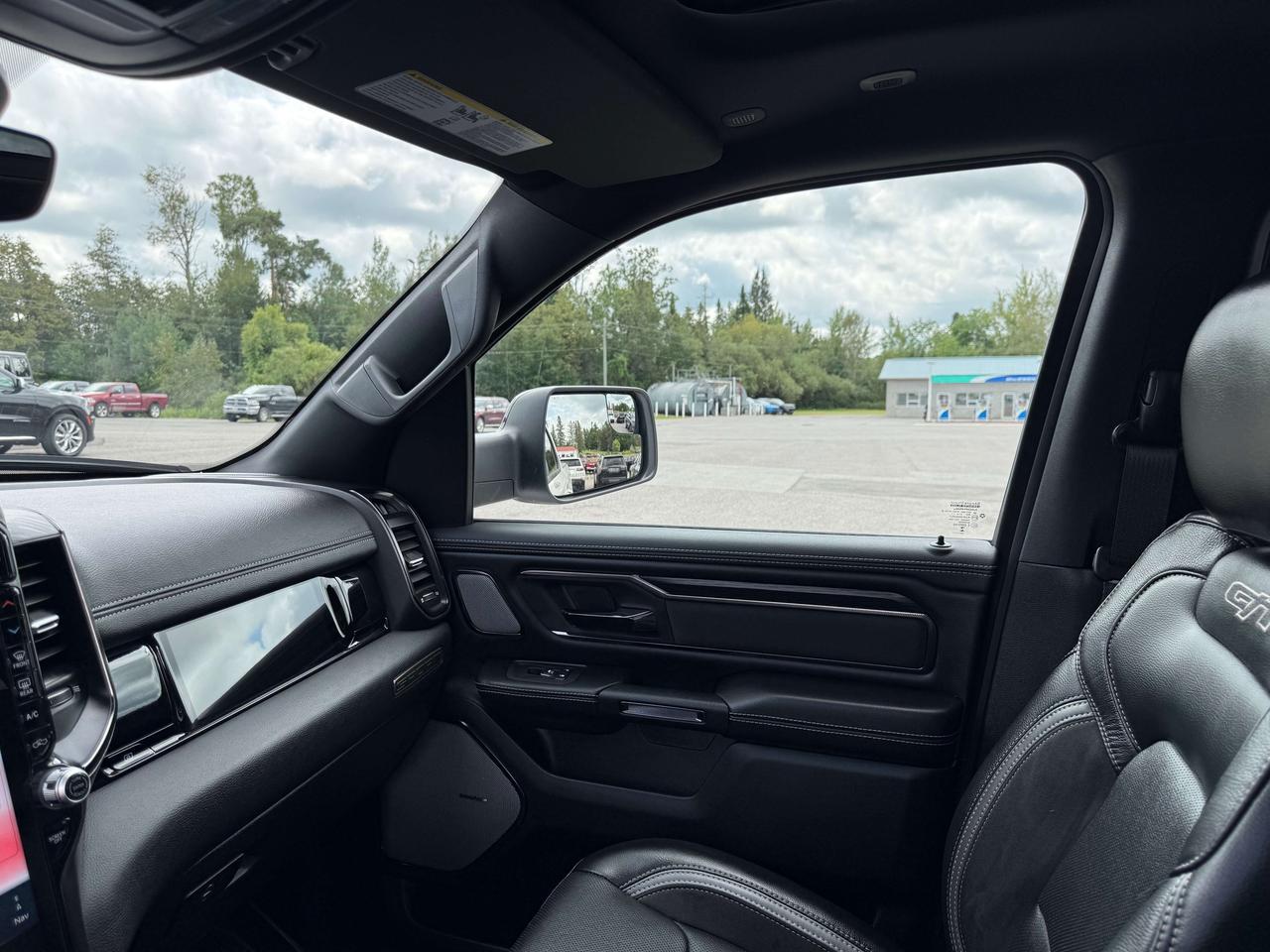 2025 RAM 1500 Sport GT - pano sunroof - htd/vntd leather Photo