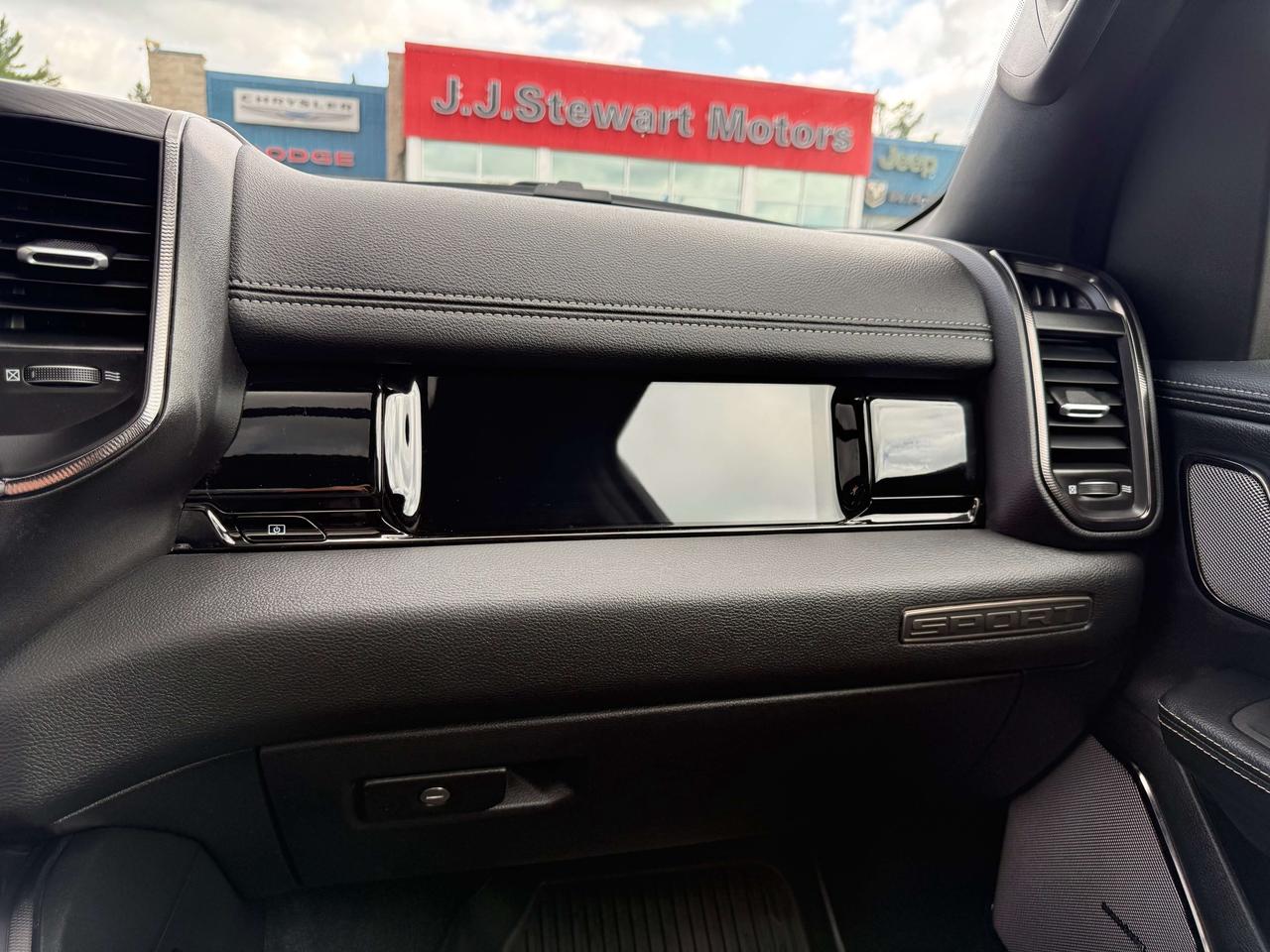 2025 RAM 1500 Sport GT - pano sunroof - htd/vntd leather Photo