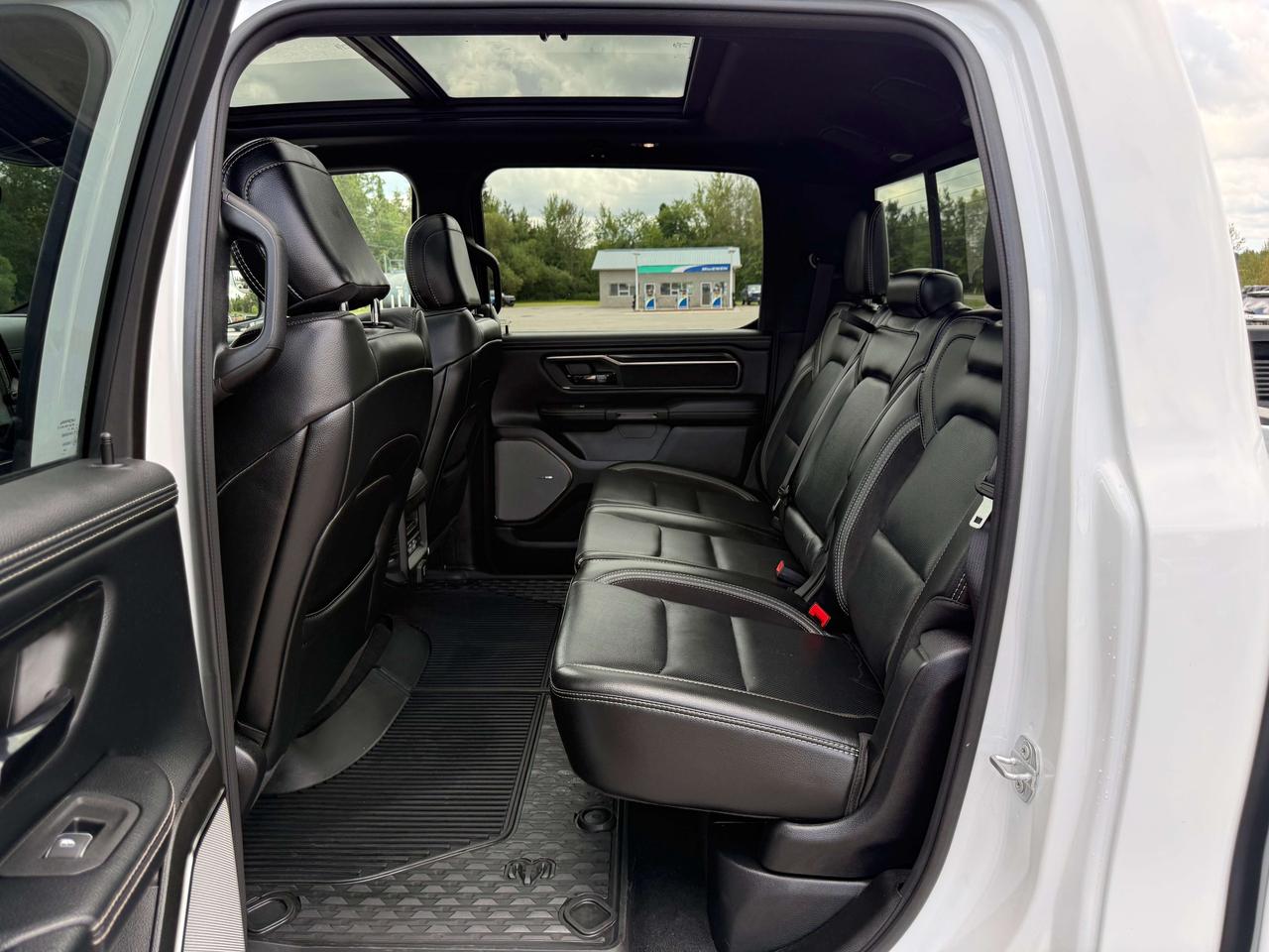 2025 RAM 1500 Sport GT - pano sunroof - htd/vntd leather Photo