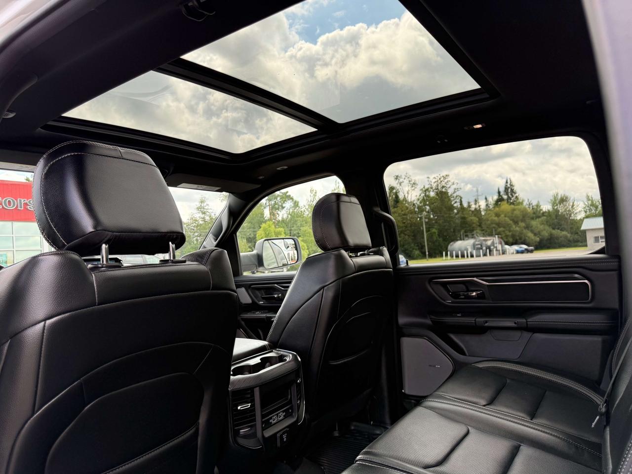 2025 RAM 1500 Sport GT - pano sunroof - htd/vntd leather Photo