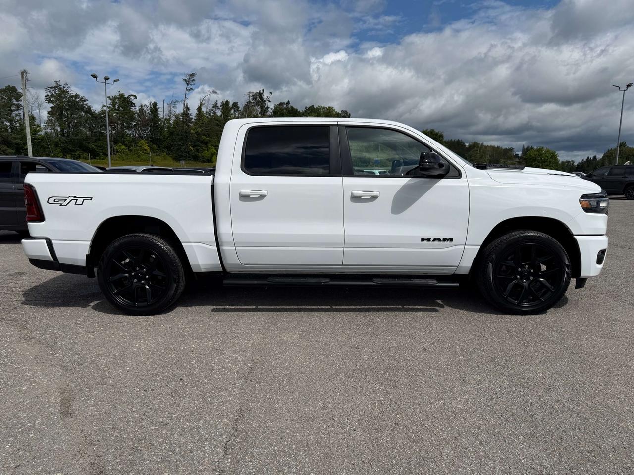 2025 RAM 1500 Sport GT - pano sunroof - htd/vntd leather Photo