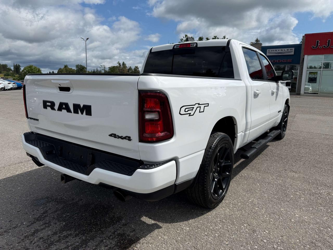 2025 RAM 1500 Sport GT - pano sunroof - htd/vntd leather Photo