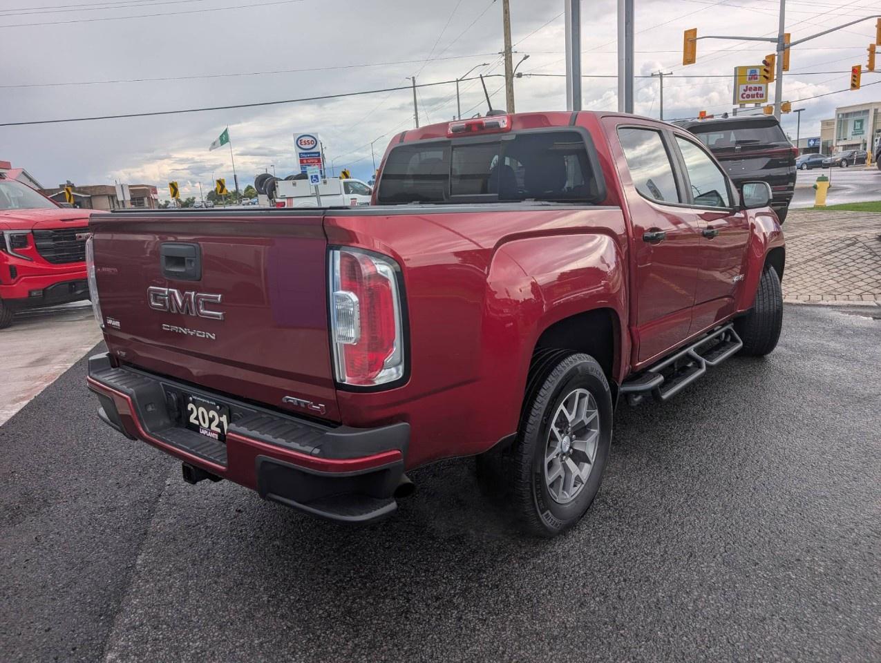 2021 GMC Canyon Crew Cab Short Box 4-Wheel Drive AT4 w/Cloth Photo2