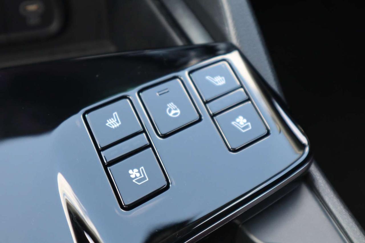 2025 Kia Sportage SX PLUG-IN HYBRID   Accident Free   Clean Carfax   Loaded Photo