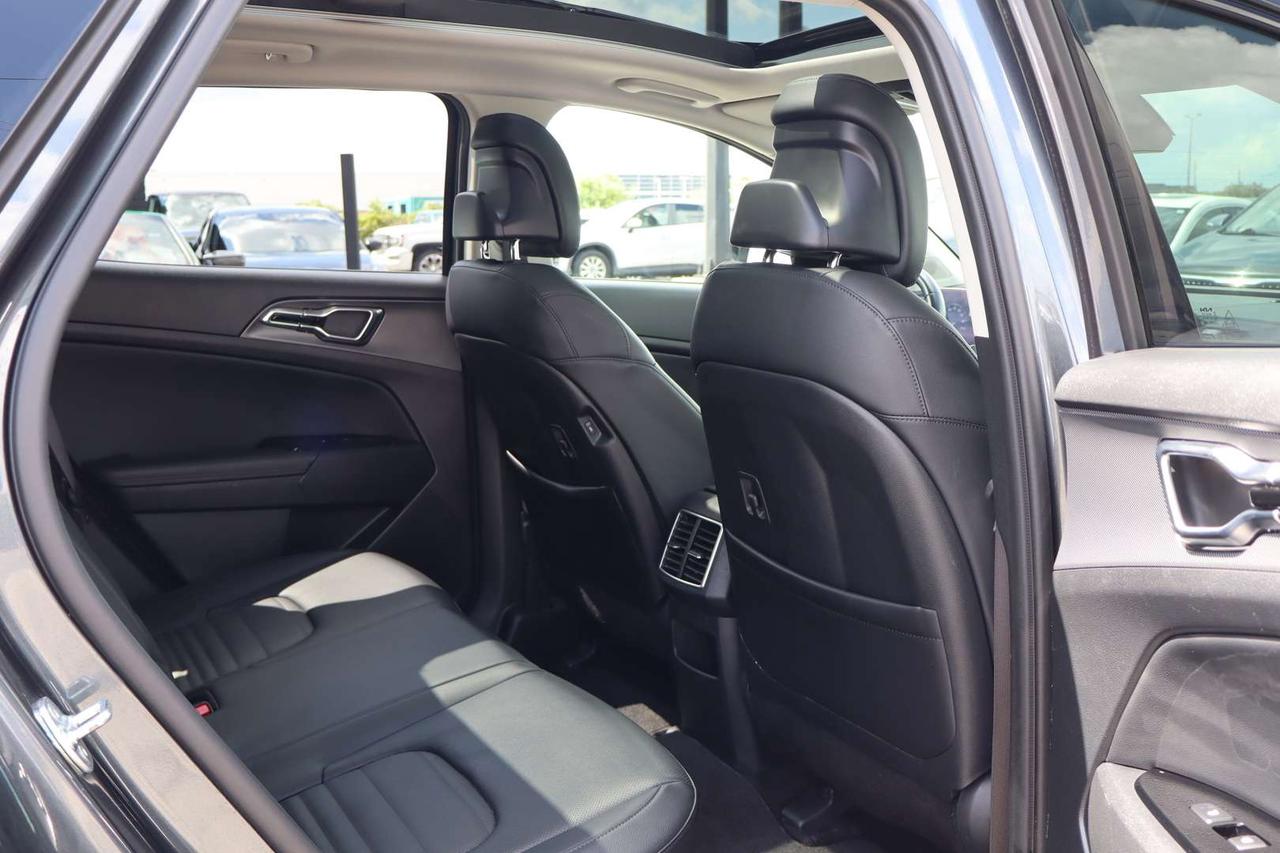 2025 Kia Sportage SX PLUG-IN HYBRID   Accident Free   Clean Carfax   Loaded Photo