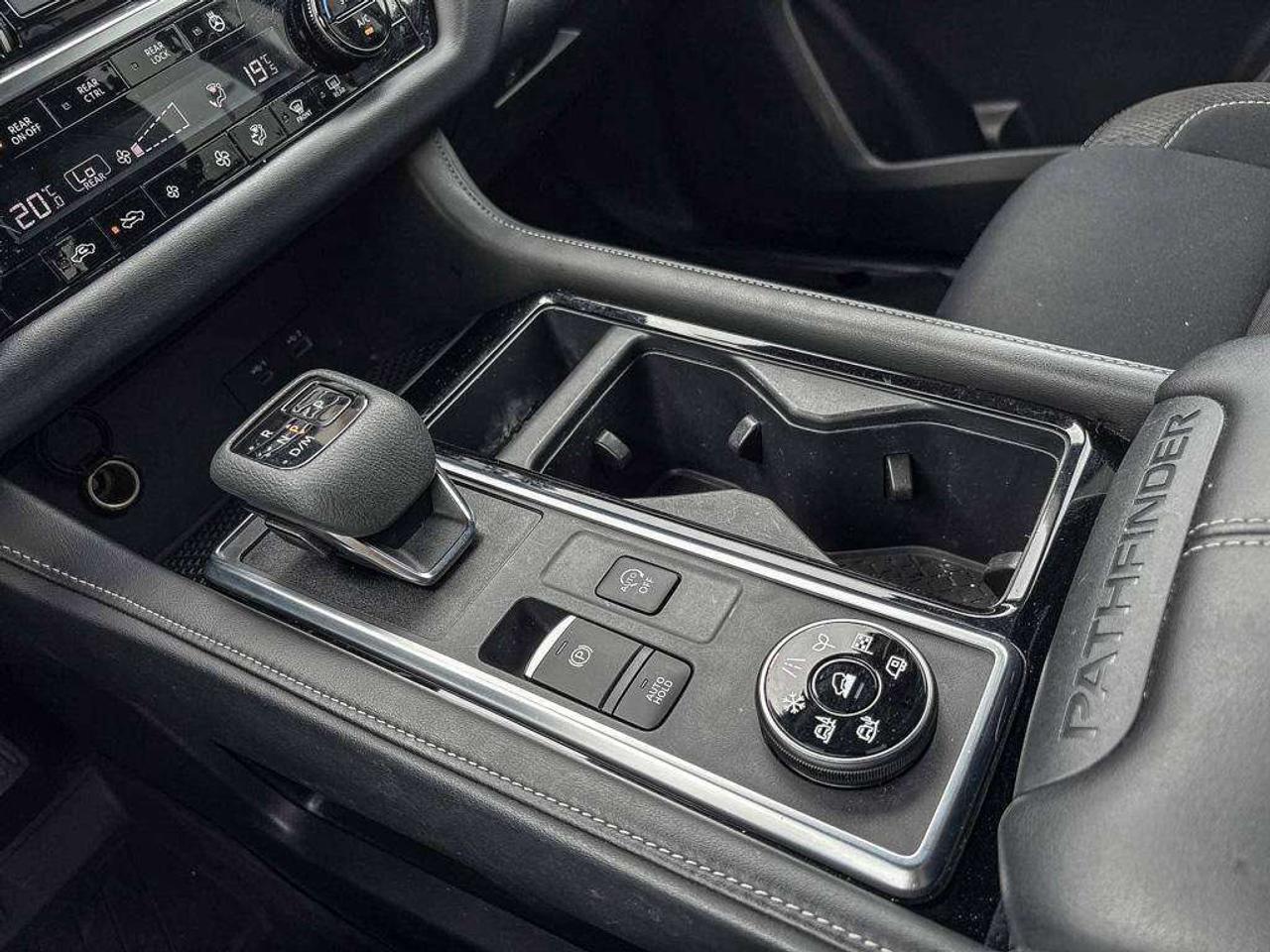 2024 Nissan Pathfinder SV Photo