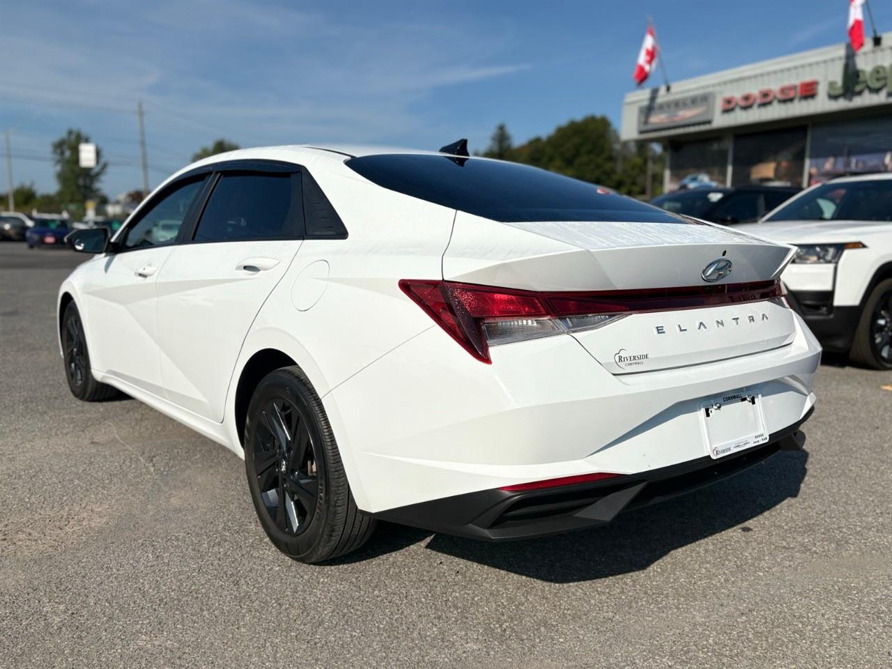 2022 Hyundai Elantra Preferred IVT Photo2