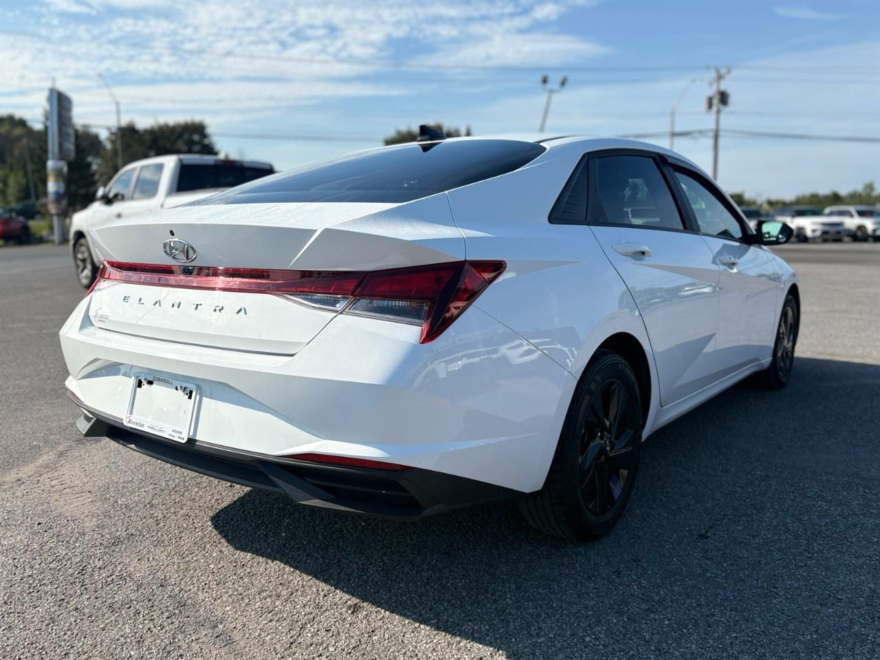 2022 Hyundai Elantra Preferred IVT Photo