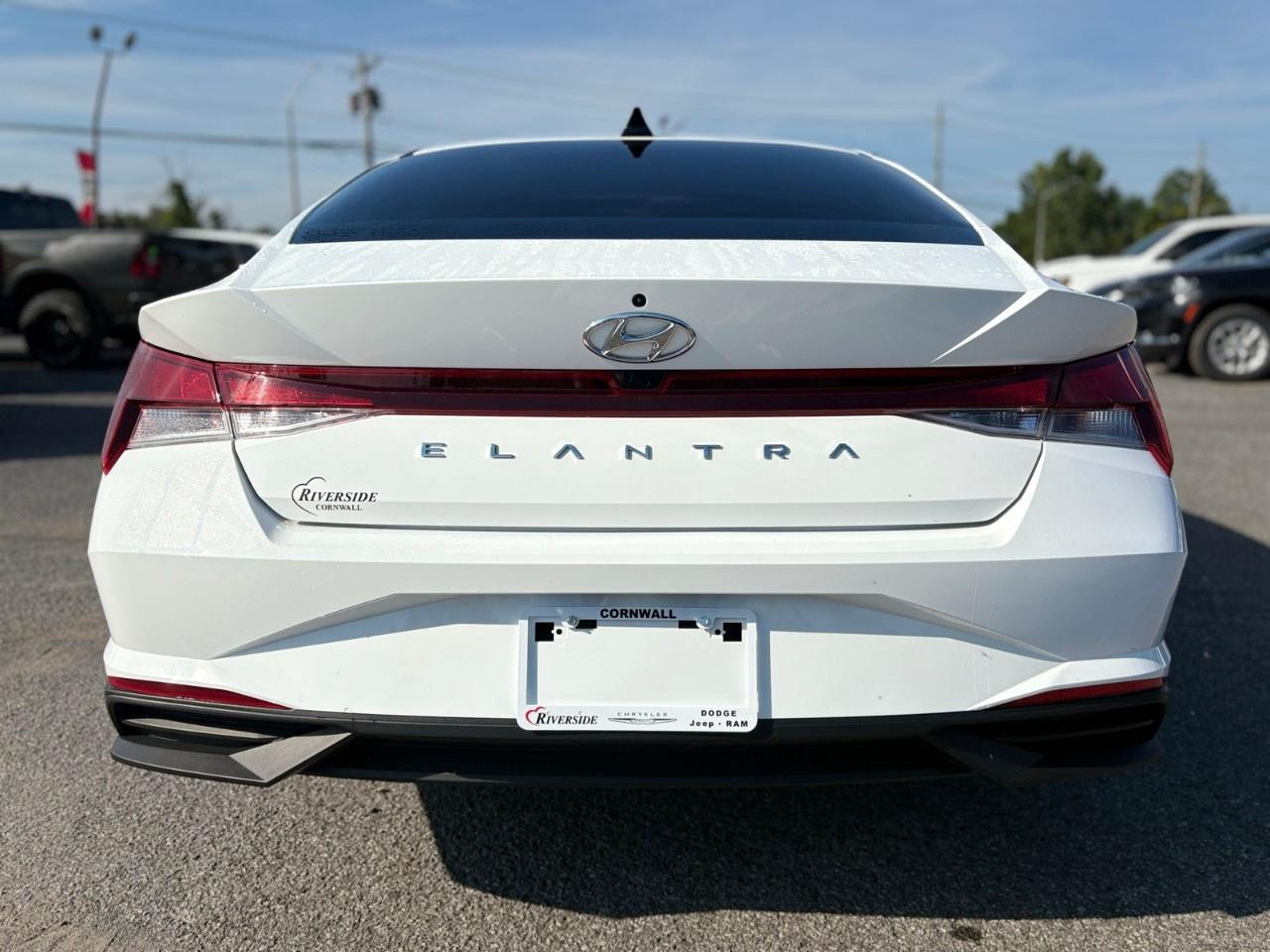 2022 Hyundai Elantra Preferred IVT Photo