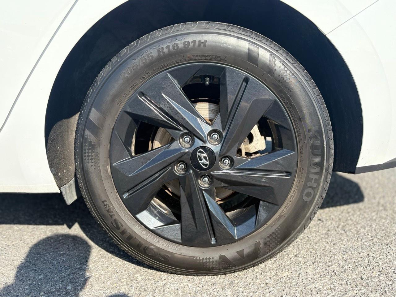 2022 Hyundai Elantra Preferred IVT Photo