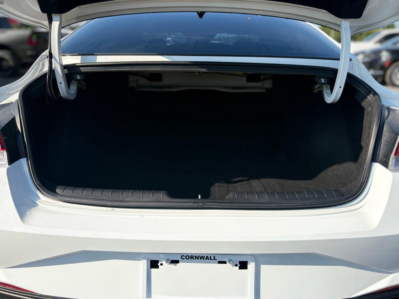 2022 Hyundai Elantra Preferred IVT Photo