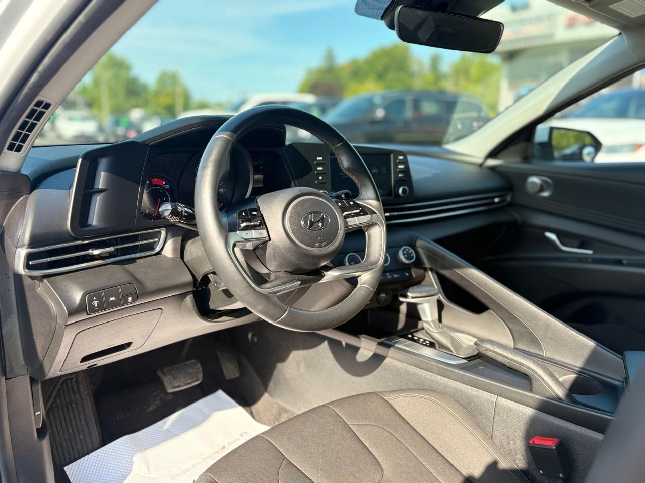 2022 Hyundai Elantra Preferred IVT Photo