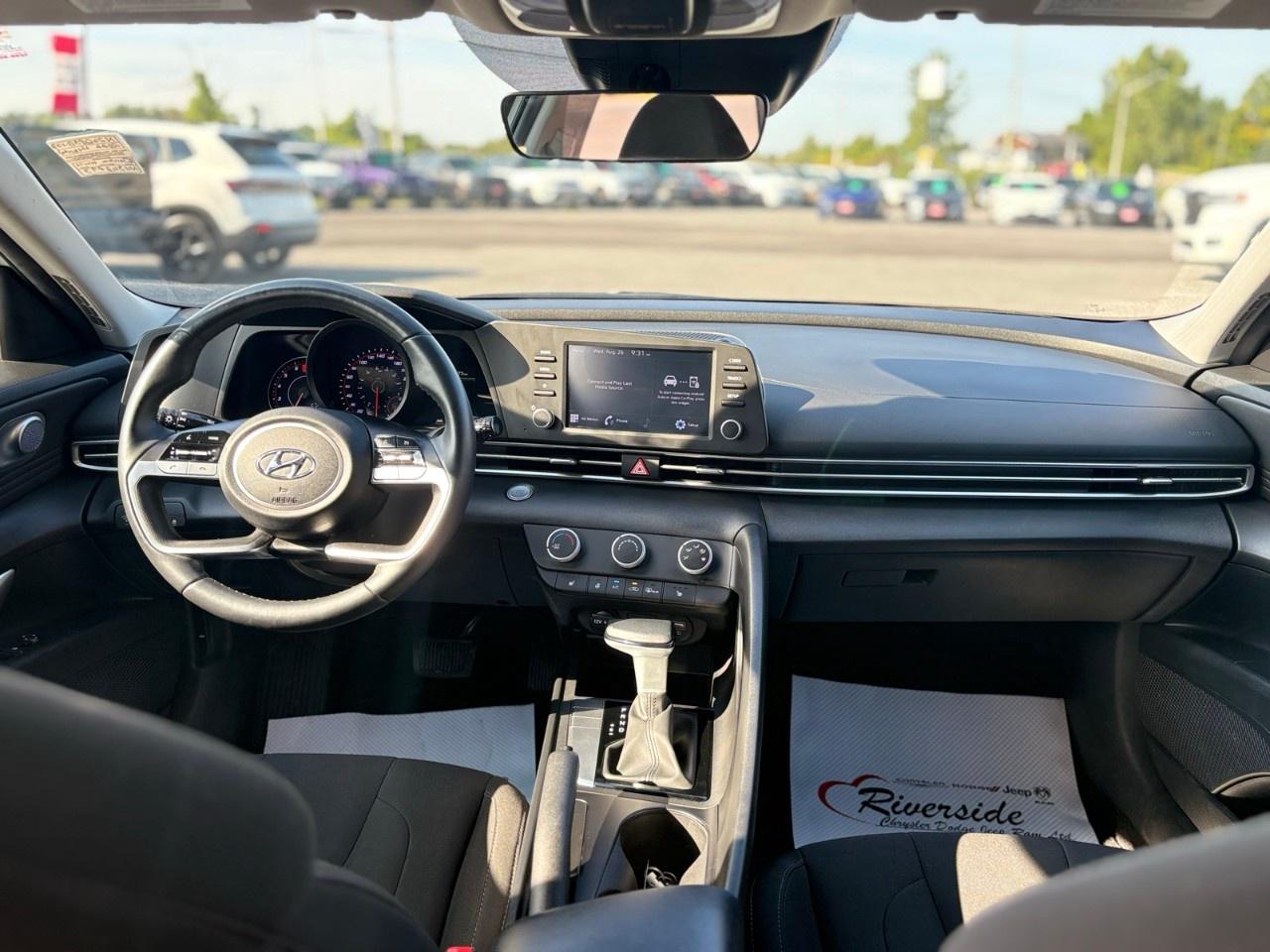 2022 Hyundai Elantra Preferred IVT Photo
